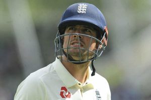 చేతికి వేసుకున్న పట్టీలతో: డేవిడ్ వార్నర్ గురించి కుక్ బయోగ్రఫీలో సంచలనం