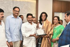 ఏపీ సీఎం వైఎస్ జగన్‌ను కలిసిన పీవీ సింధు.. సన్మానించిన గవర్నర్!!