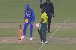 కోపంలో స్టంప్స్‌ను కాలితో తన్నిన కెప్టెన్ కోహ్లీ (వీడియో)