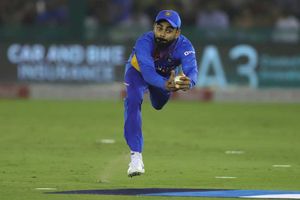 ఒంటిచేత్తో కోహ్లీ కమాల్‌ క్యాచ్‌.. ఔరా అంటున్న అభిమానులు!! (వీడియో)