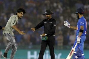 మైదానంలోకి దూసుకొచ్చిన అభిమాని: ఆటగాళ్ల సెక్యూరిటీపై అసోసియేషన్లకు వార్నింగ్!