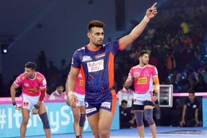 జైపూర్‌పై ఉత్కంఠ విజయం.. ప్లేఆఫ్స్‌ బెర్త్‌ ఖాయం చేసుకున్న బెంగాల్‌!!