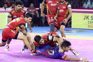 చివరి రైడ్‌లో నవీన్‌ విఫలం.. ఢిల్లీపై టైతో గట్టెక్కిన బుల్స్‌