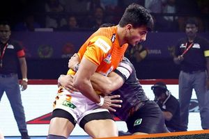 కీలక సమయంలో అభిషేక్‌ సింగ్‌ పోరాటం.. పల్టన్‌, ముంబా మ్యాచ్‌ టై