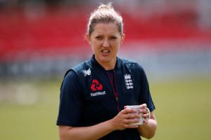 సారా కఠిన నిర్ణయం: మొన్న నగ్న చిత్రం, నేడు అంతర్జాతీయ క్రికెట్‌కు వీడ్కోలు