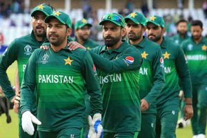 పదేళ్ల తర్వాత కరాచీలో వన్డే మ్యాచ్: చరిత్రలో భాగస్వామ్యం కావాలని అభిమానులకు పాక్ కెప్టెన్ పిలుపు