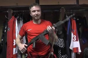 రష్యాలో వింత: 'మ్యాన్ ఆఫ్ ద మ్యాచ్' అవార్డుగా AK-47 రైఫిల్