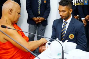 ముందు జాగ్రత్త.. తాయత్తులు కట్టుకొని పాక్ పర్యటనకు శ్రీలంక జట్టు (ఫొటోలు)