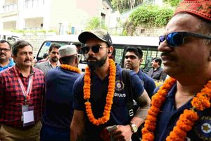 తొలి టెస్టు కోసం విశాఖ చేరుకున్న కోహ్లీ.. ఈ మైదానంలో ఘనమైన రికార్డే!!