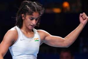 స్వీట్లు, నెయ్యి తిననివ్వడం లేదు: తన డైట్‌పై ఆగ్రహం వ్యక్తం చేసిన వినేశ్ ఫోగాట్