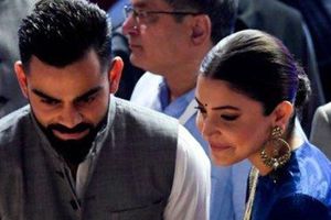 వైరల్ వీడియో.. కోహ్లీని ముద్దాడిన అనుష్క‌!!