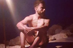 యోగి తరహాలో చొక్కా లేకుండా కోహ్లీ: సోషల్ మీడియాలో నెటిజన్ల జోకులు