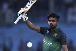 PAk vs SL: బాబర్‌ ఆజమ్‌ సూపర్ సెంచరీ.. కోహ్లీ రికార్డు బద్దలు!!