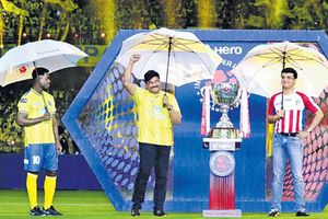 ఐఎస్ఎల్‌లో సెంటర్ ఆఫ్ ఎట్రాక్షన్‌గా చిరంజీవి: టైగర్, దిశా డ్యాన్స్ అదుర్స్, కేరళ విజయం