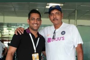 ధోనీ మా గెస్ట్.. డ్రస్సింగ్‌ రూమ్‌లో ఉన్నాడు.. హలో చెప్పండి!!(వీడియో)