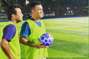 లియాండర్‌ పేస్‌తో తలపడ్డ ధోనీ.. విజయం ఎవరిదంటే?!!