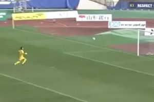 ప్రత్యర్ధి జట్టుకు గిఫ్ట్‌గా ఇచ్చాడు: 90 సెకన్ల వ్యవధిలో రెండు గోల్స్ (వీడియో)