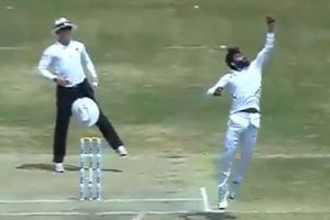 ఒంటిచేత్తో 'జడేజా' స్టన్నింగ్ రిటర్న్‌ క్యాచ్‌.. నోరెళ్లబెట్టిన దక్షిణాఫ్రికా బ్యాట్స్‌మన్‌!!