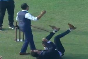 భారత్ vs దక్షిణాఫ్రికా రెండో టెస్టు.. ఒంటిచేత్తో వీవీఎస్‌ లక్ష్మణ్ సూపర్ క్యాచ్ (వీడియో)!!