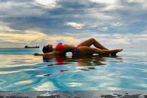 మతి పోగొట్టింది: రెడ్ బికినీలో వయ్యారంగా మందిరా బేడీ ఫోజు