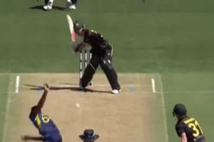 వైరల్ వీడియో: మ్యాక్స్‌వెల్ హెలికాఫ్టర్ షాట్.. అచ్చం ధోనీ లాగే!!