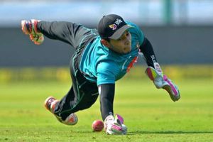 బంగ్లాదేశ్‌కు షాక్.. వికెట్‌ కీపింగ్‌ను వదిలేసిన ముష్ఫికర్ రహీమ్‌!!