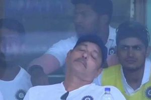 ఒక్క డెలివరీని కూడా మిస్ కాలేదు.. స్లీపింగ్ ఫొటోపై స్పందించిన రవిశాస్త్రి!!