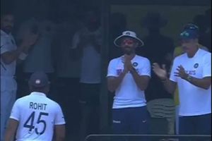 రోహిత్ వెన్నుతట్టాడు: కోహ్లీ క్రీడాస్ఫూర్తిపై నెటిజన్ల ప్రశంసలు (వీడియో)