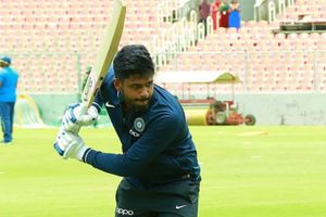 బంగ్లా సిరిస్‌కు సంజూ శాంసన్ ఎంపిక: రిషబ్ పంత్ కెరీర్‌ను ప్రమాదంలో పడేయనుందా?