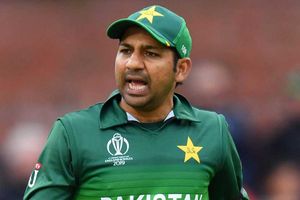 పాక్ కెప్టెన్‌గా సర్ఫరాజ్ తొలగింపు: సోషల్ మీడియాలో నెటిజన్ల సెటైర్లు!