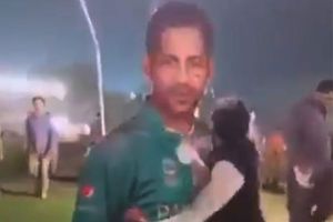 కోపంతో ఊగిపోయిన ఫ్యాన్.. పాక్‌ కెప్టెన్‌ కటౌట్‌ను కసితీరా తన్నాడు!!(వీడియో)