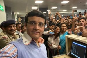 క్రేజీ ఫ్యాన్ ఫాలోయింగ్.. వైరల్‌గా గంగూలీ సెల్ఫీ!!