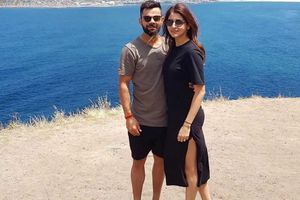 వైరల్ ఫొటో: హాలిడే వెకేషన్.. సముద్ర తీరాన అనుష్కతో కోహ్లీ!!