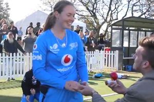 మహిళా క్రికెటర్‌కు సర్‌ప్రైజ్‌: మైదానంలోనే ప్రపోజ్ చేసిన బాయ్‌ఫ్రెండ్ (వీడియో)