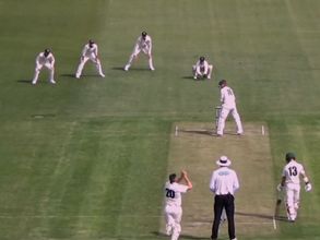 విచిత్రమైన బ్యాటింగ్‌ శైలి.. చందర్‌పాల్‌ను గుర్తు చేసిన బెయిలీ (వీడియో)!!