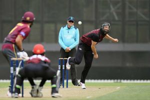 PHOTOS: క్రికెట్‌లో వింత!: బౌలర్ హెల్మెట్ ధరించడం ఎప్పుడైనా చూశారా?