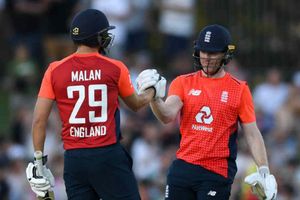 పరుగుల వరద: టీ20ల్లో ఇంగ్లాండ్ అత్యధిక స్కోరు, బద్దలైన రికార్డులివే!