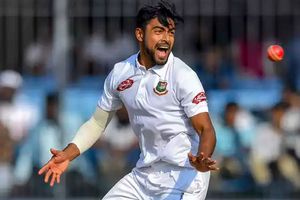 డే/నైట్‌ టెస్ట్‌.. షమీ నుండి సూచనలు తీసుకున్న బంగ్లా బౌలర్!!