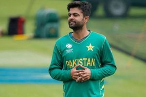 స్మిత్, వార్నర్‌ లాగే.. బాల్‌ ట్యాంపరింగ్‌కి పాల్పడిన పాక్ క్రికెటర్!!