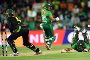 వార్నర్ సూపర్ త్రో.. తల బాదుకున్న బాబర్ అజామ్ (వీడియో)!!