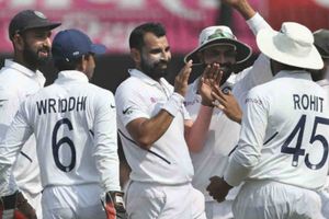 పింక్ బాల్ టెస్ట్‌లో వారే కీలకం: విండిస్ దిగ్గజాలతో భారత పేసర్లకు పోలిక