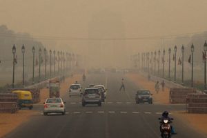 ఢిల్లీ స్టేడియంలో తీవ్రంగా దుమ్మూ, ధూళీ.. పరిశుభ్రానికి నీటి ట్యాంకర్లు(వీడియో)!!