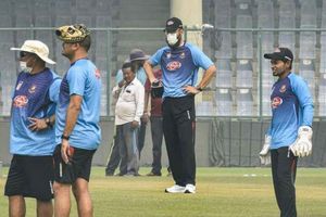 గొంతు నొప్పి మాత్రమే, చచ్చిపోయే పరిస్థితులు లేవు: ఢిల్లీ కాలుష్యంపై బంగ్లా కోచ్