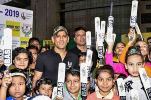 విద్యార్థులతో బాలల దినోత్సవాన్ని జరుపుకున్న ధోనీ!!