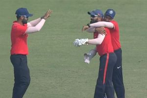 దినేశ్‌ కార్తీక్‌ వన్ హ్యాండెడ్ క్యాచ్‌.. అతనికి వయసయిపోయిందని ఎవరన్నారు? (వీడియో)!!