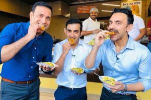 కీలక భేటీకి డుమ్మా: జిలేబీ తింటూ గంభీర్ భలేగా దొరికిపోయాడే, తీవ్ర విమర్శలు!