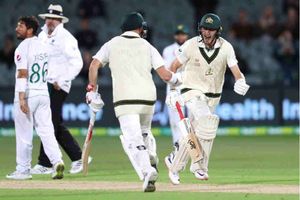 డే నైట్ టెస్టులో సెహ్వాగ్ రికార్డు సమం: ఆసీస్ ఓపెనర్లు సెంచరీలు, డే1-302/1