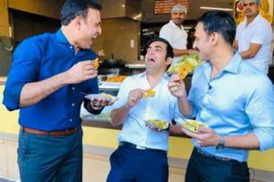 వైరల్ ఫొటోలు: ఇండోర్‌లో లక్ష్మణ్, గంభీర్ చక్కర్లు.. జిలేబిని ఆస్వాదించిన మాజీలు!!