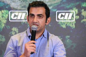 ప్లడ్‌లైట్ల వెలుగులో పేసర్లే కీలకం: పింక్ బాల్ ఎలా ప్రవర్తిస్తుందో!