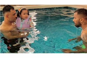 Missing this little one: ధోని, జీవా త్రోబాక్ ఫోటోను పోస్ట్ చేసిన హార్దిక్ పాండ్యా